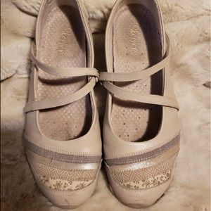 Skechers beige size 9